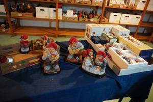 lot 233 image: Two boxes of Gnomes, medium & small