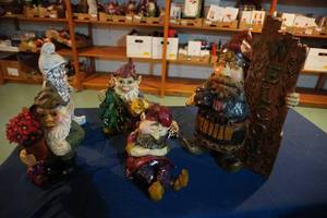 lot 236 image: Five Gnomes & two chickens