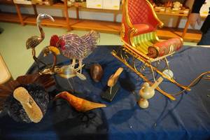 lot 254 image: Christmas sleigh, birds, etc...