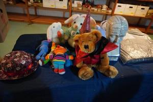 lot 256 image: Stuffed animals, moving blanket