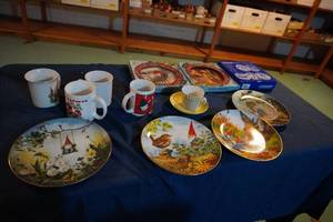 lot 261 image: Decorator Gnome plates & mugs