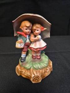 lot 35 image: Vintage Lefton Music Box