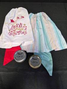 lot 39 image: Set of 2 Kitchen Towels with Ties and 2 Homemade Pepper Jellies