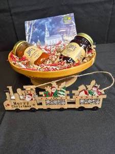 lot 52 image: Christmas Preserves Basket