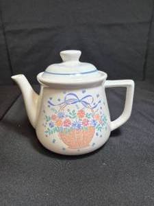 lot 54 image: Vintage Auntie Em Teapot