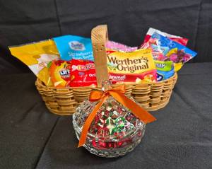 lot 59 image: Grandmas Candy Dish with Candy