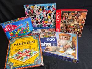 lot 70 image: Set of 6 TOYS AND GAMES 5 Puzzles and 1 Game