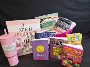 lot 117 image: Preteen Girl Basket