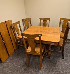 lot 131 image: Vintage Oak Table and Chairs