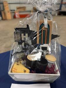 lot 19 image: Home basket