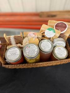 lot 32 image: Farmers Market Basket