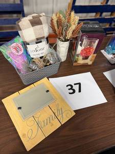 lot 37 image: Home Dcor Pack