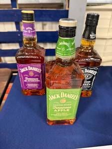 lot 40 image: Jack Daniels Whiskey set
