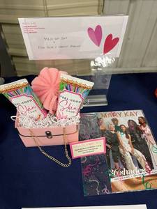 lot 42 image: Mary Kay Gift Basket