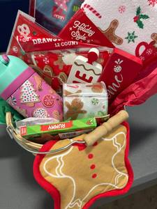 lot 75 image: Gingerbread Holiday Basket