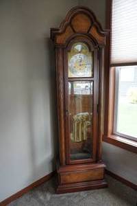 lot 100 image: Howard Miller Grandfather Clock 26 W x 14 D x 82 T