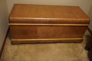 lot 124 image: Roos Cedar Chest-Sweetheart 40 W x 15 D x 32 T