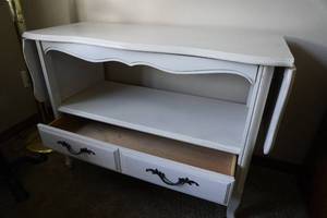 lot 133 image: Painted cabinet w drop leaves & drawer 40L x 18