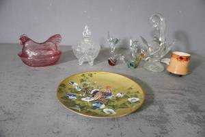 lot 22 image: Pink Hen, candy dish, birds