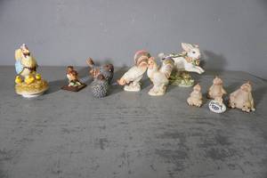 lot 23 image: Lenox Roosters and Easter Figures