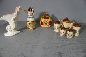 lot 24 image: Rooster Tea pot, S & P sets, Pumpkin vase