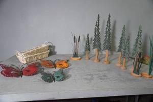 lot 32 image: Baskets, 3 Metal Butterflies, trees & cattails