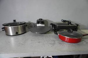 lot 33 image: Electric fry pan, crock pot, pizza cooker, pan