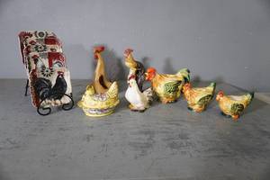 lot 34 image: Rooster plates with rack, 7 assorted chickens