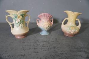lot 58 image: Three Hull Pottery pieces