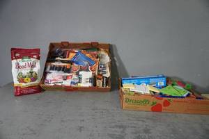 lot 160 image: Batteries, plant food, kitchen wraps, cloths