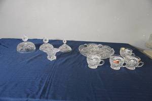 lot 188 image: Divided platter, 4 coffee cups, 3 lids. bowl