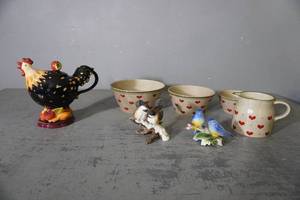 lot 197 image: Matching pitcher and bowl set, bird statues, chicken etc