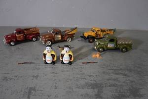 lot 205 image: Hamms Beer Bear S & P, Four collector Pickups
