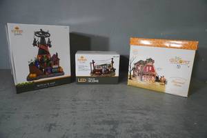 lot 244 image: Halloween-trailer, haunted barn, witchs hat