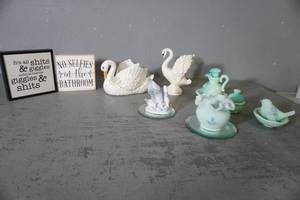 lot 252 image: Avon pieces, swans and signs