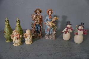 lot 255 image: 4 Snowmen, 2 chickens, and 2 statues