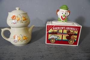 lot 260 image: Ceramic drip coffee maker and Barnum cookie jar (1972)