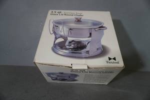 lot 267 image: Glass lid 3.5 qt. round chafing dish
