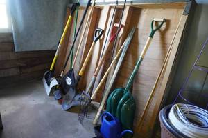 lot 91 image: Yard and garden tools, snow pusher, potato fork