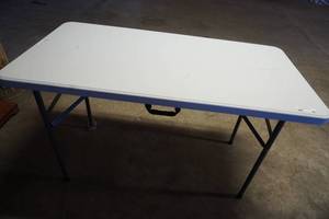 lot 86 image: 4 Folding poly table-white