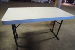 lot 85 image: 4 Folding poly table-white