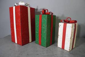 lot 282 image: Set of 3 metal decorative Christmas boxes