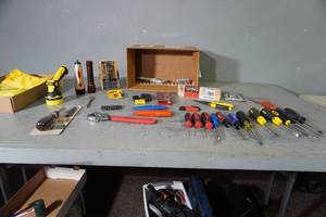 lot 283 image: Screwdrivers,drill bits,flashlights,nozzle,wrench