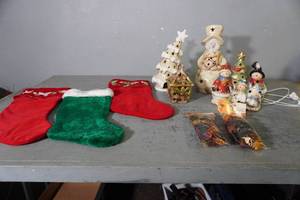 lot 286 image: 3 Christmas stockings, 3 snow figures and box