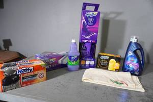 lot 294 image: Swiffer jet set and garbage bags