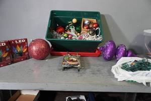 lot 299 image: Christmas bulbs and dcor tub wlid