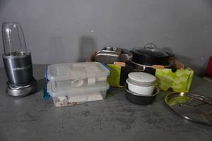 lot 314 image: Nutri bullet, toaster, Pampered chef cooker and bowls & cake decorator
