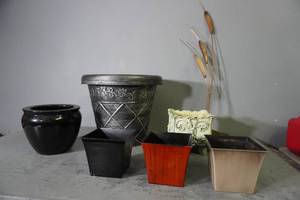lot 316 image: 6 Planters and cat tail decoration