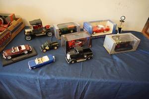 lot 160 image: Model coillector cars & mini gas pump