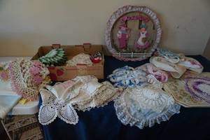 lot 168 image: Doillies, linens, placemats